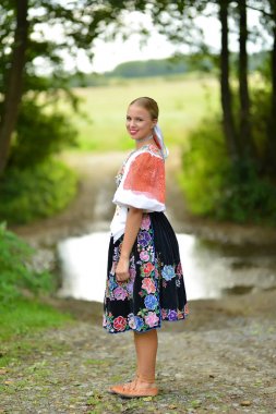 Slovakça folklor dansçısı