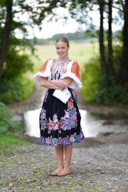 Slovakça folklor dansçısı