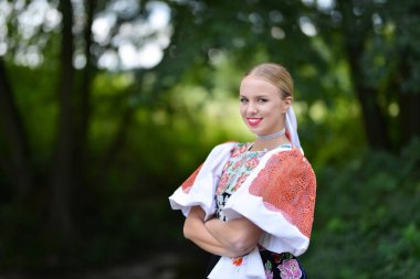 Slovakça folklor dansçısı