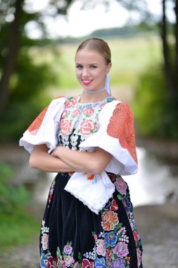 Slovakça folklor dansçısı
