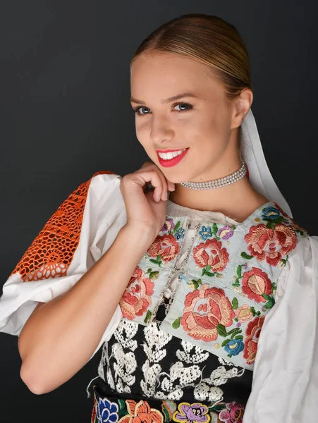 Bailarina eslovaca de folklore — Foto de Stock