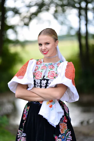 Slowakische Folkloretänzerin — Stockfoto