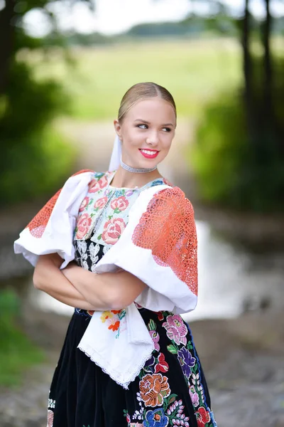 Slovakça folklor dansçısı