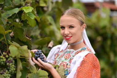  gülümseyen kadın üzüm elinde açık tutar