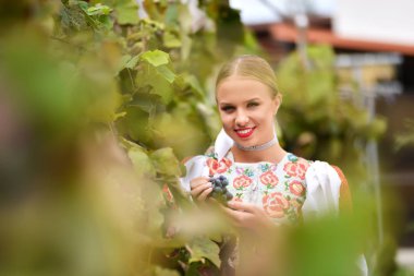  gülümseyen kadın üzüm elinde açık tutar