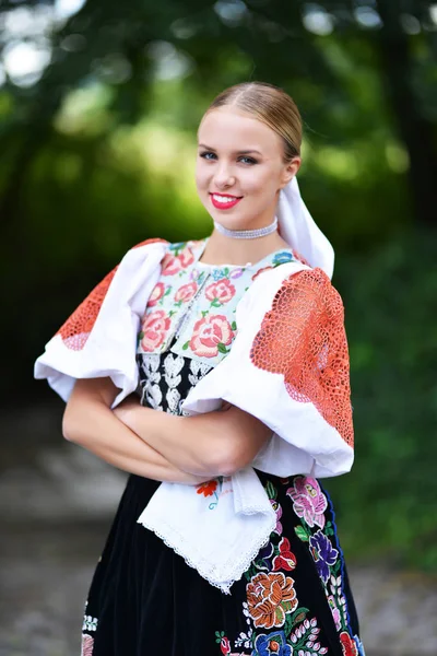 Slowaakse folklore meisje. — Stockfoto