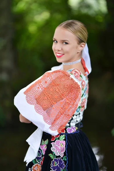 Slovakça folklor kız.