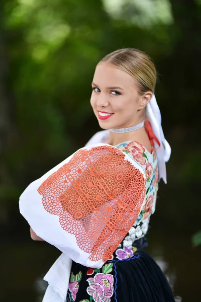 Slovakça folklor kız.