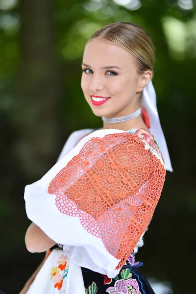 Slovakça folklor kız.