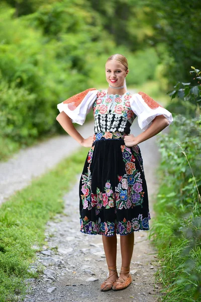 Slovakça folklor kız.