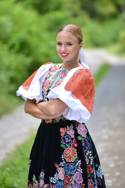 Slowakisches Folkloremädchen. — Stockfoto