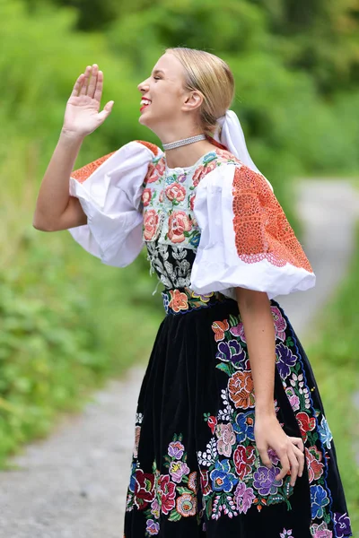 Chica folklore eslovaco . — Foto de Stock