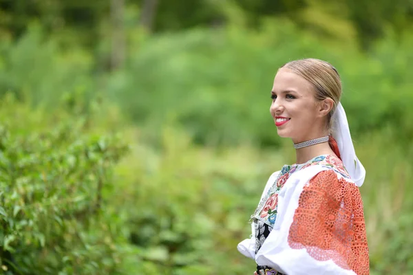 Slovenský folklor dívka. — Stock fotografie