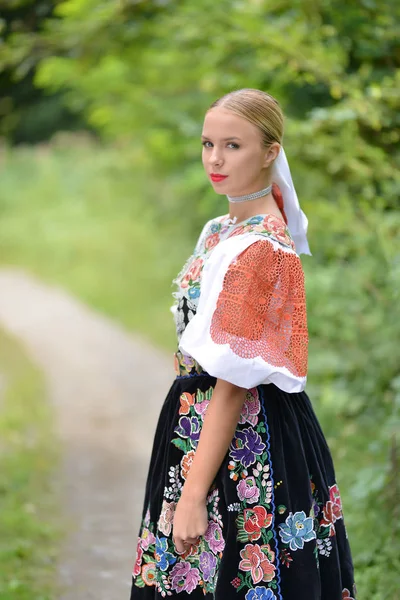 Szlovák folklór lány. — Stock Fotó