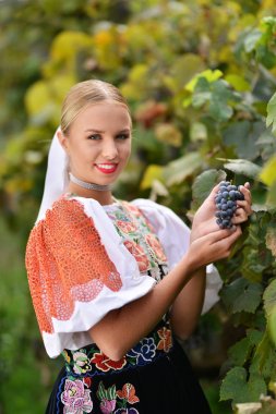  gülümseyen kadın üzüm elinde açık tutar