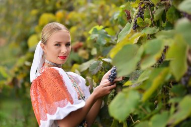  gülümseyen kadın üzüm elinde açık tutar