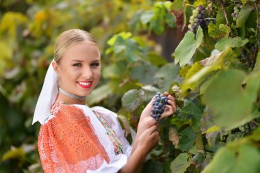  gülümseyen kadın üzüm elinde açık tutar