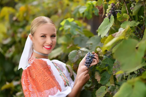  gülümseyen kadın üzüm elinde açık tutar