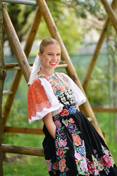 Slowakisches Folkloremädchen. — Stockfoto