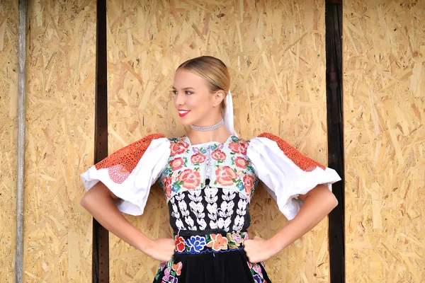 Slovakça folklor kız.