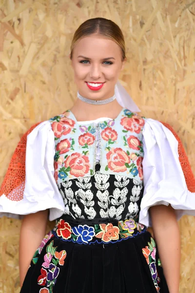Slovakça folklor kız.