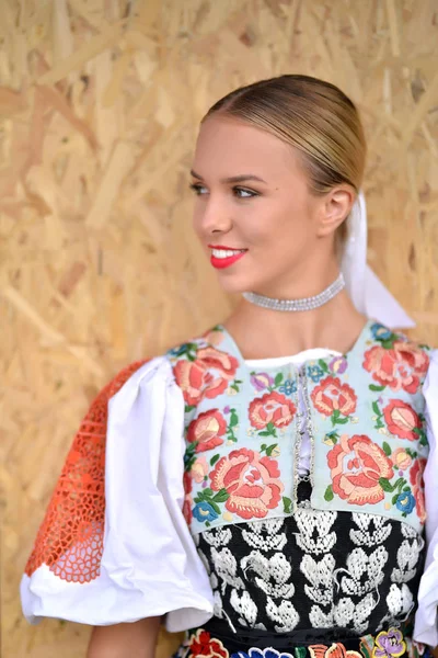 Slovakça folklor kız.