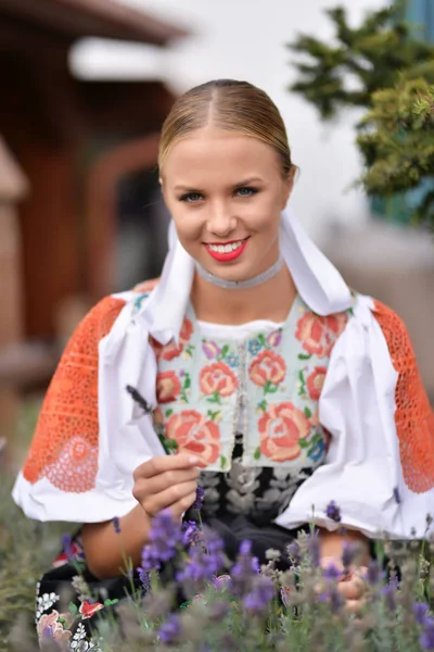 Slovenský folklor dívka. — Stock fotografie