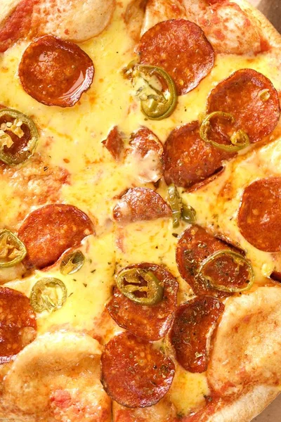 Pizza Mit Wurst Und Käse — Stockfoto