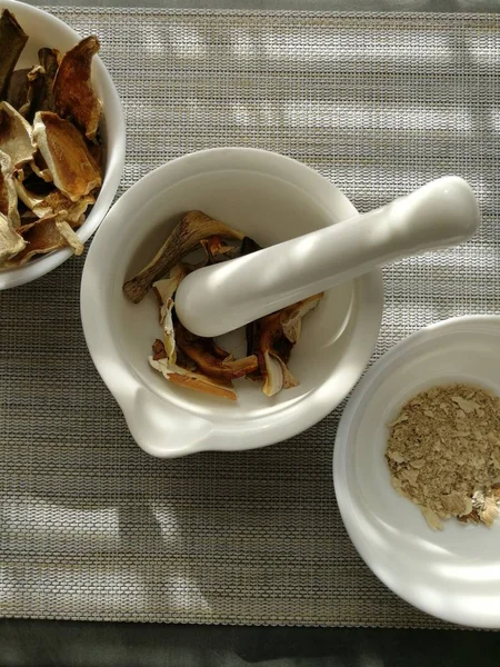 干蘑菇。野生食用菌脱水 — 图库照片