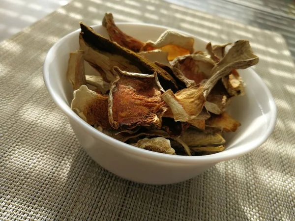 Suché houby. Jedlé sušené hříbky — Stock fotografie