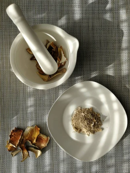 Сухий гриб. Дикі їстівні зневоднені гриби — стокове фото