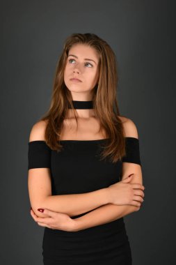 Stüdyoda poz veren genç kadının portresi.