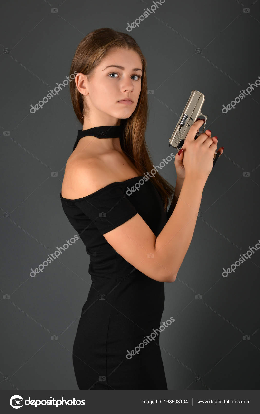 Schöne Frau mit Waffe Stockfotografie lizenzfreie Fotos © muro 168503104 Depositphotos