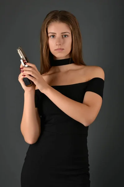 Mulher bonita com arma — Fotografia de Stock