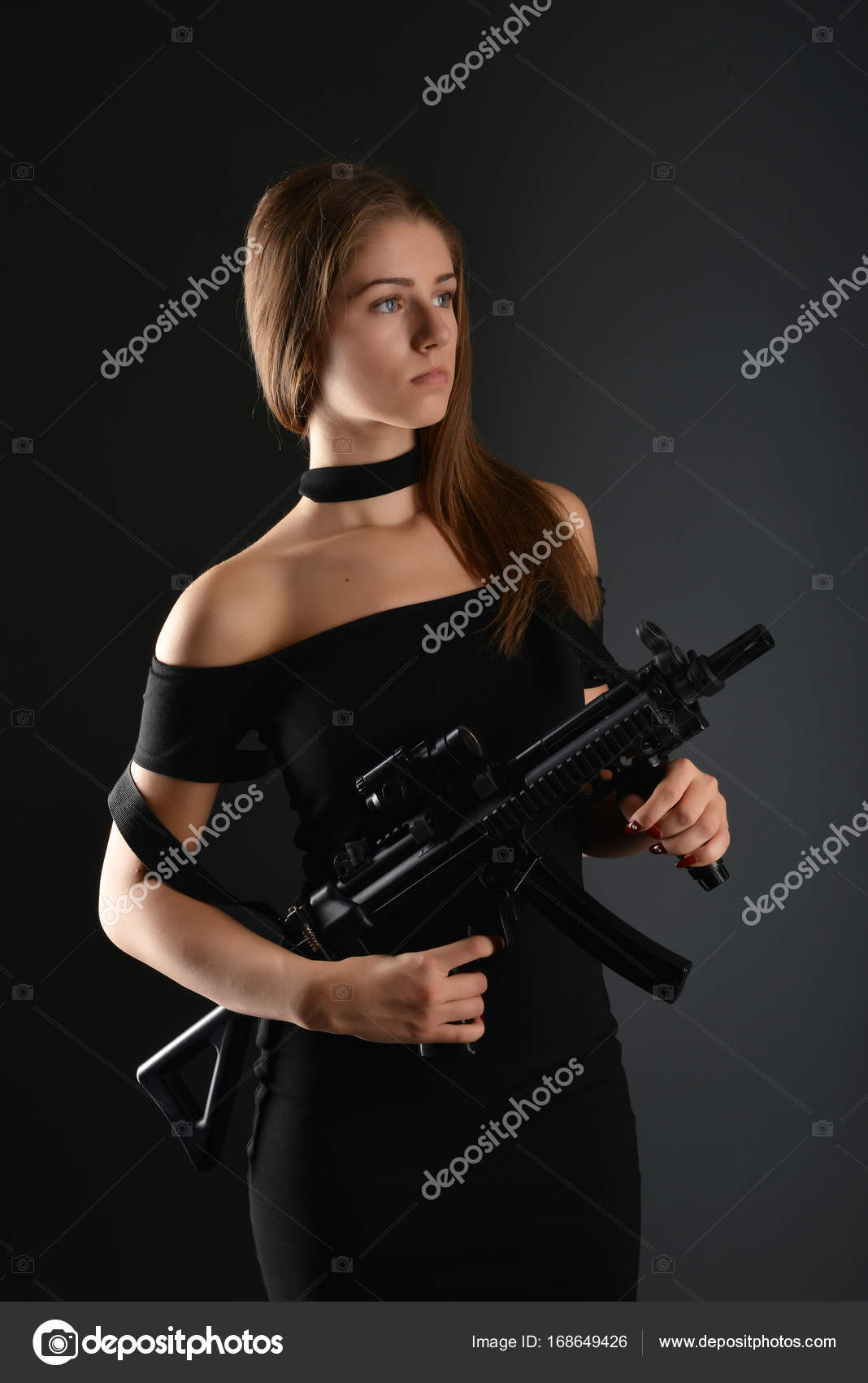 Schöne Frau mit Waffe Stockfotografie lizenzfreie Fotos © muro 168649426 Depositphotos