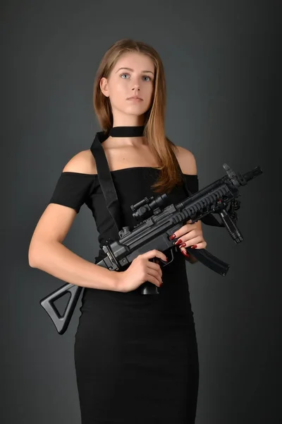 銃を持つ美しい女性 — ストック写真