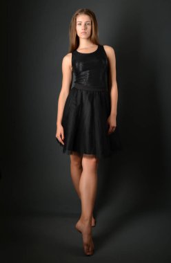 Stüdyoda poz veren genç kadının portresi.