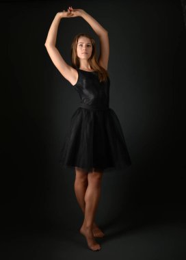 Stüdyoda poz veren genç kadının portresi.