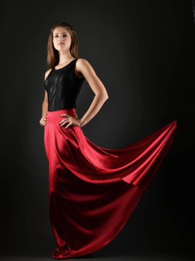 Stüdyoda poz veren genç kadının portresi.