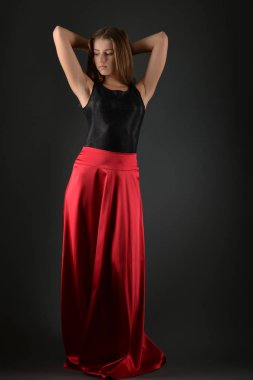 Stüdyoda poz veren genç kadının portresi.