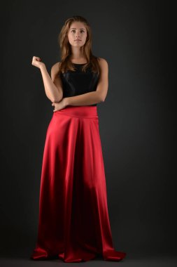 Stüdyoda poz veren genç kadının portresi.