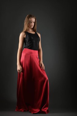 Stüdyoda poz veren genç kadının portresi.