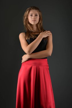 Stüdyoda poz veren genç kadının portresi.