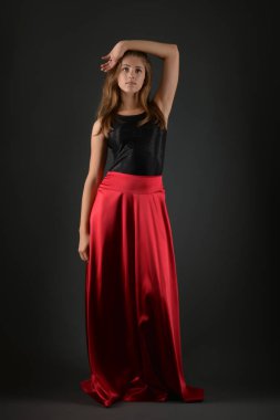 Stüdyoda poz veren genç kadının portresi.