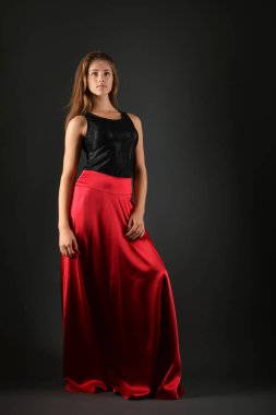 Stüdyoda poz veren genç kadının portresi.