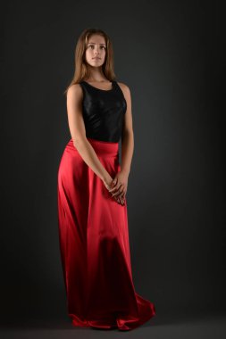 Stüdyoda poz veren genç kadının portresi.