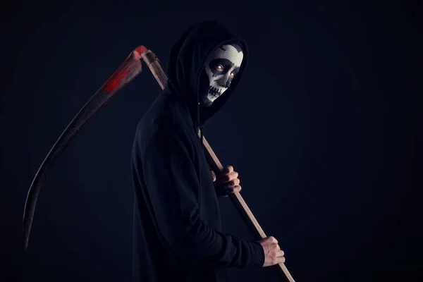 Grim reaper op zwarte achtergrond — Stockfoto