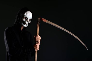 Tırpanla Azrail 'in yüksek kontrastlı görüntüsü