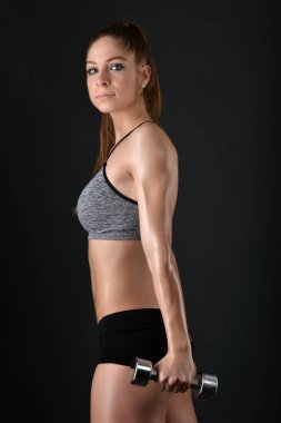 잔인 한 체육 여자 아령으로 근육을 펌핑