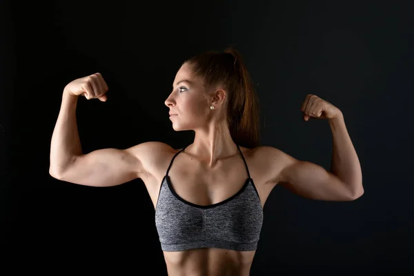 Brutal femme athlétique pompage les muscles avec haltères — Photo